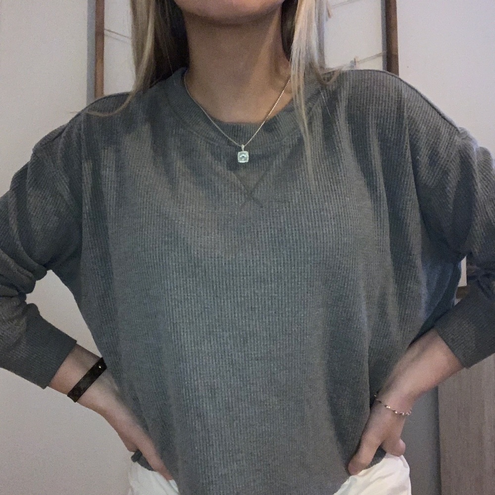 GREY HOLLISTER SWEATER
